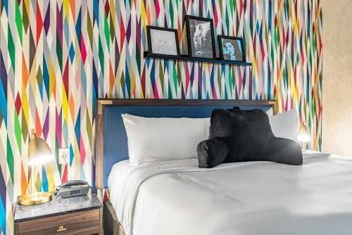 旧金山旧金山招牌宾馆的一间卧室配有一张带彩色墙壁的床