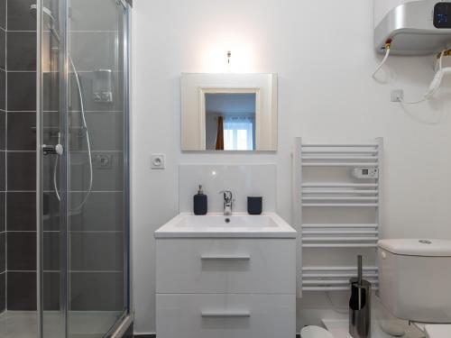 里昂Le Nid Lyonnais - Montchat的白色的浴室设有水槽和淋浴。
