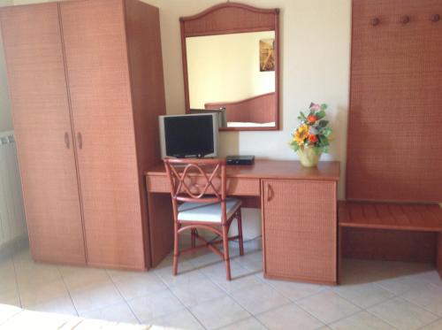 梅尔卡托圣塞韦里诺橄榄山乡村别墅旅馆的客房设有一张桌子、一台电脑和一把椅子