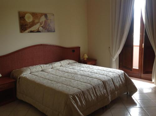 梅尔卡托圣塞韦里诺橄榄山乡村别墅旅馆的一间带床的卧室,位于带窗户的房间内