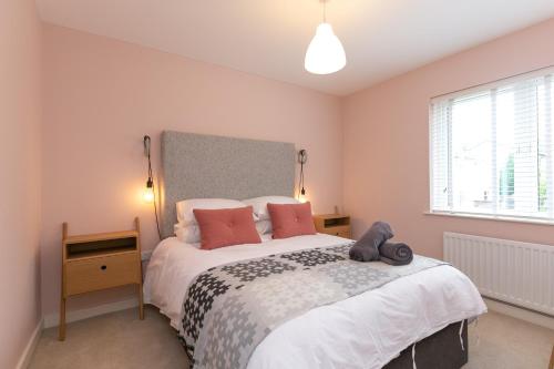 贝尔法斯特The Perfect Stay Belfast的一间卧室设有一张大床和一个大窗户