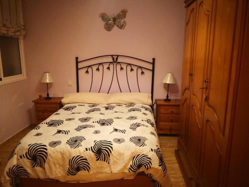 阿鲁卡斯Casa Aridani的卧室配有一张床上,墙上挂着蝴蝶