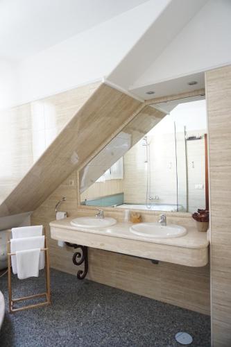 托雷洪-德阿尔多斯Villa Soledad的一间带两个盥洗盆和大镜子的浴室