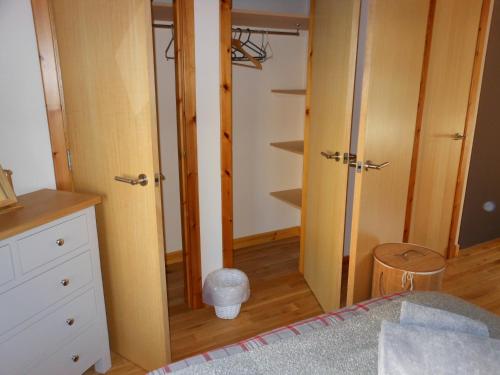 柯克沃尔Orkneyinga的一间卧室设有衣柜,门是打开的