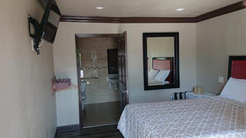 圣安娜圣塔安那旅游酒店的一间卧室配有一张床和淋浴