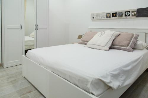 罗马Eur Home的白色卧室配有一张带枕头的大白色床