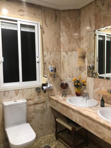 哈恩Peso de la Harina - piso completo的浴室设有2个水槽、卫生间和镜子。