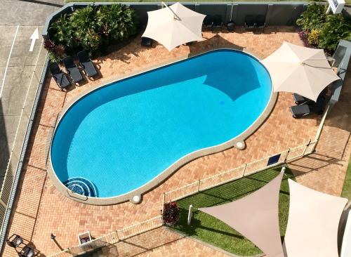 黄金海岸索尔娜玛拉海滨公寓的享有带遮阳伞的游泳池的顶部景致