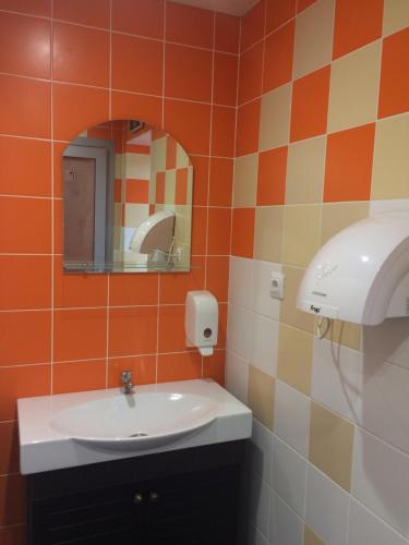 下卡姆斯克Hostel 116的一间带水槽和镜子的浴室