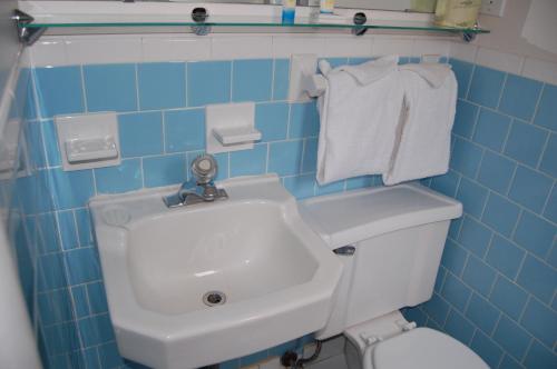 大洋城大洋城海风酒店的蓝色瓷砖浴室设有水槽和卫生间