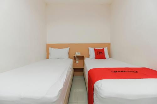 RedDoorz Plus near Galaxy Bekasi客房内的一张或多张床位