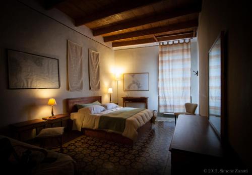 索尔索Piazza San Pantaleo的一间卧室设有一张床和一个窗口