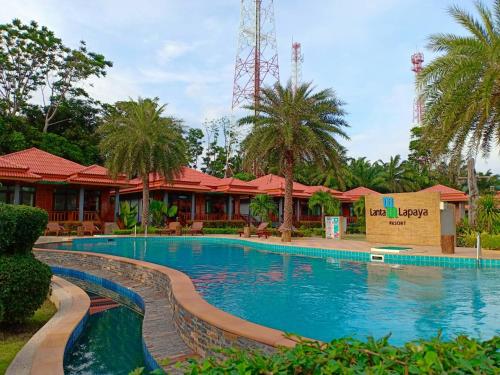 高兰兰达拉帕亚度假村的棕榈树度假村的游泳池