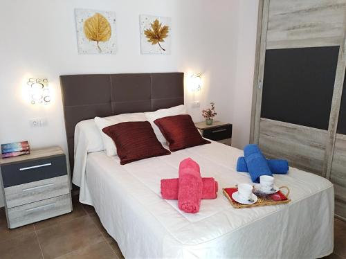 科尔多瓦Alzahira 1的卧室配有白色床和毛巾