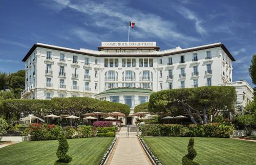 费拉角圣让Grand-Hôtel du Cap-Ferrat, A Four Seasons Hotel的前面有一个花园的酒店