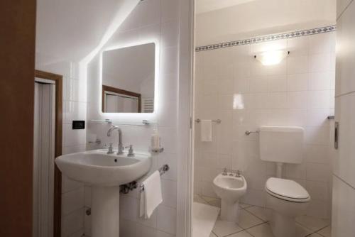 蒙特罗索阿尔马雷Appartamento Piccolo Principe的一间带水槽、卫生间和镜子的浴室