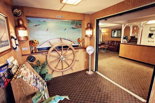卡斯珀演艺船国家9号旅馆的客厅配有一幅大油画的船