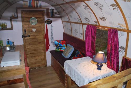 FintownThe Wonderly Wagon的小房间,桌子和火车上的台灯
