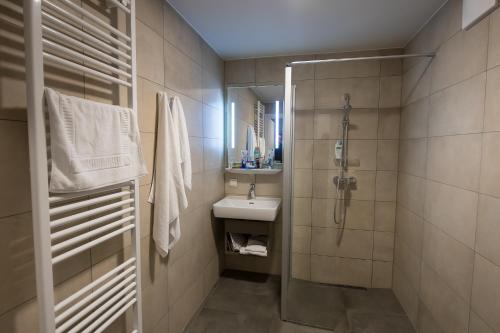 Mönichwald思嘉卜雷恩家庭会议酒店的一间带水槽和淋浴的浴室