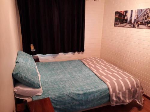 珀斯Dianella · Affordable & comfortable close to the city & shops的一间小卧室,配有一张带窗户的床
