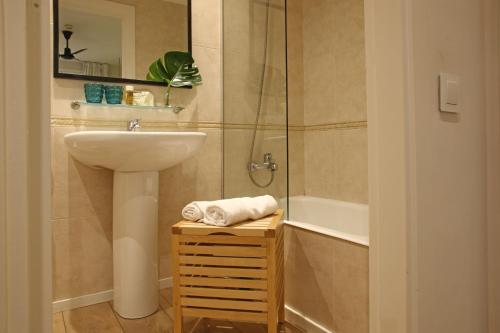 巴塞罗那Chic & Basic Lemon Boutique Hotel的浴室配有盥洗盆、淋浴和盥洗盆。