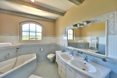 阿皮亚诺苏拉斯特拉达Villa Raifer的带浴缸、水槽和浴缸的浴室
