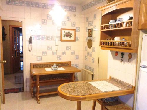 费罗尔APARTAMENTO 10 PISO VISTAS AL MAR的一间厨房,内设桌子和小桌子
