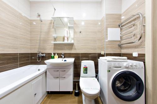 乌法SutkiUfa Рихарда Зорге 67/2的一间带洗衣机和洗衣机的浴室