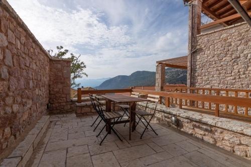 阿拉霍瓦Kallisto Mountain House III的美景庭院内的桌椅