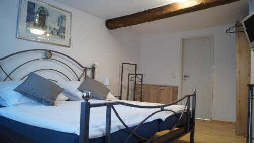 HungenFerienwohnung Frieda的一间卧室配有一张带白色床单和蓝色枕头的大床。