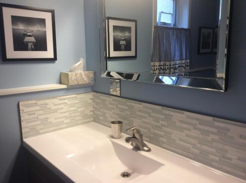 艾伯尼港Berkie’s Bed & Breakfast的一间带水槽和镜子的浴室