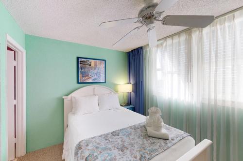 基韦斯特Sunrise Suites Catalina Suite #311的一间卧室配有一张床和吊扇