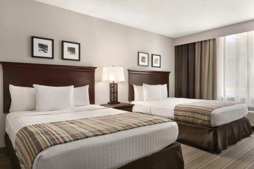乡村旅馆及特拉弗斯城套房酒店客房内的一张或多张床位