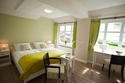 Passade菲斯尔维吉埃姆帕萨德尔斯酒店的卧室配有一张床和一张桌子及椅子