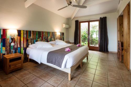 德赛乐拉延维特酒店的一间卧室配有一张白色大床,床上有鲜花