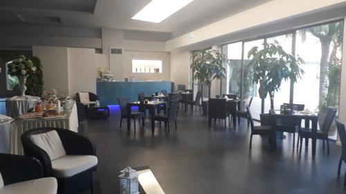 卡萨诺德莱穆尔杰Il Portico Luxury B&B的一间带桌椅的用餐室和一间餐厅