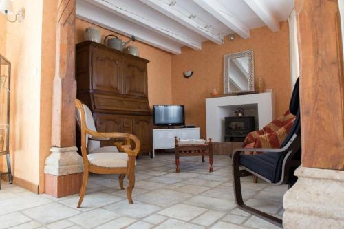 LandécourtLes Ruchers d'Emile的客厅配有椅子、电视和沙发