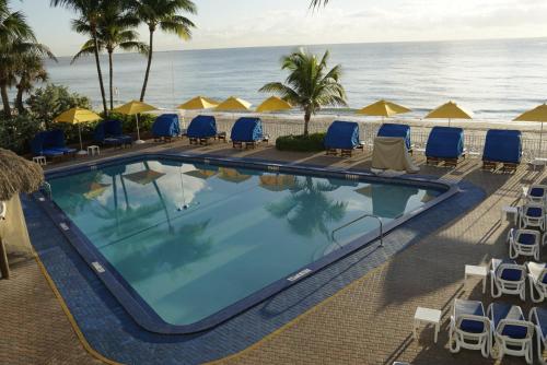 海天度假酒店内部或周边的泳池