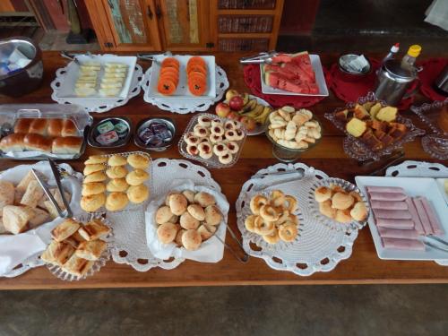 布鲁马迪纽Pousada Verde Villas的一张桌子上有很多种不同的食物