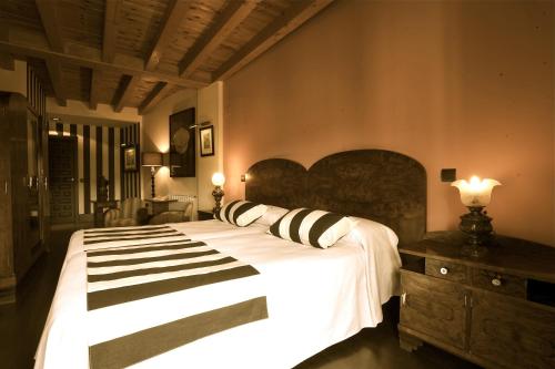 塞普尔韦达教堂酒店的卧室配有白色大床和黑白色枕头