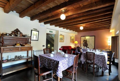 塞普尔韦达教堂酒店的一间在房间内配有桌椅的餐厅