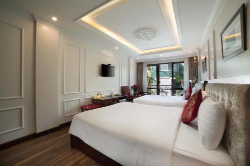 河内Golden Sail Hotel & Spa的卧室配有一张白色大床和电视。
