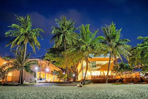 涛岛Ananda Villa - SHA Plus的海滩上的棕榈树度假村