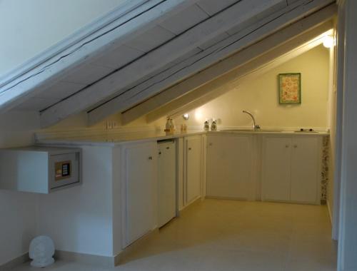 伊兹拉米斯托尔酒店的阁楼厨房配有白色橱柜和水槽