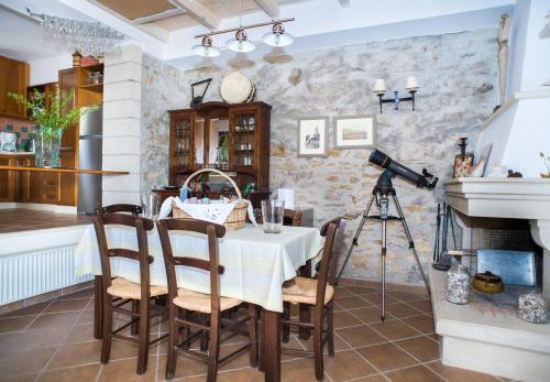 MirsíniAgrilos Sea View House的一间带桌子和摄像头的用餐室