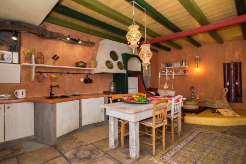 MirsíniThe Old Pomegranate House的一间厨房,里面配有桌椅