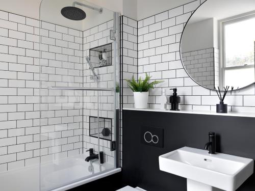 巴斯Student Castle Studio Apartments - Free parking的白色的浴室设有水槽和镜子