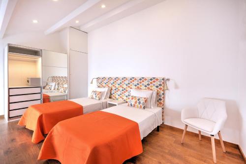 法鲁Terrace Barqueta Studio的一间卧室配有两张床和椅子