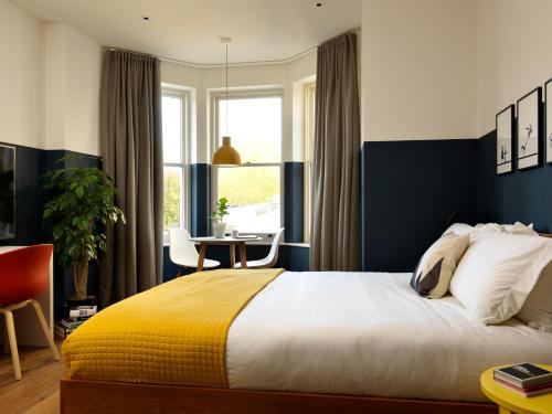 巴斯Student Castle Studio Apartments - Free parking的一间卧室配有一张黄色和蓝色墙壁的床