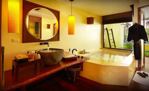 Baan Khai奇德乐玛斯度假酒店的一间带浴缸和大镜子的浴室